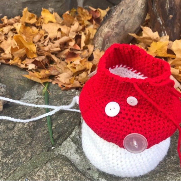 Handmade crochet mushroom purse - Picture 2 of 4
